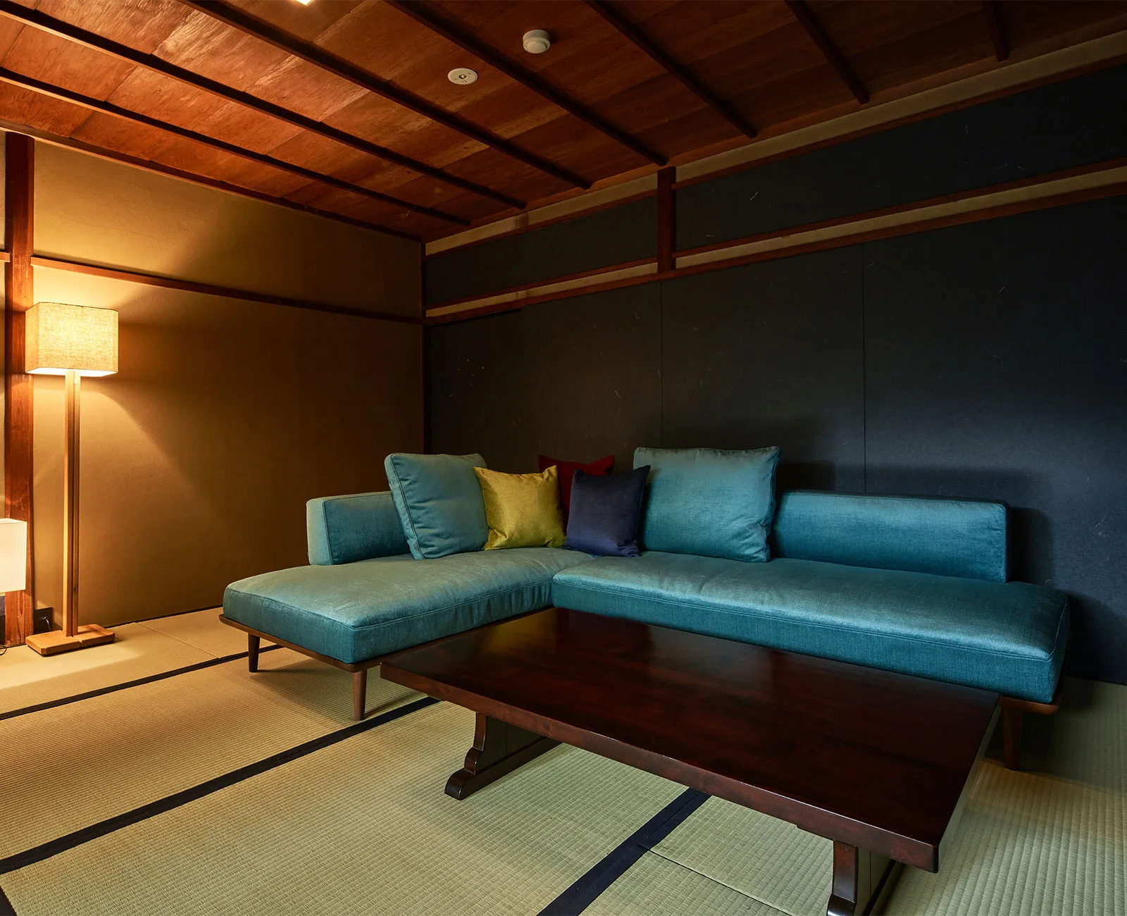 屋内ラウンジのソファ